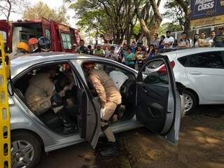 Bombeiros socorrem condutora de Prisma que ficou presa no carro após ser atingida por caminhonete (Foto: Adilson Domingos)