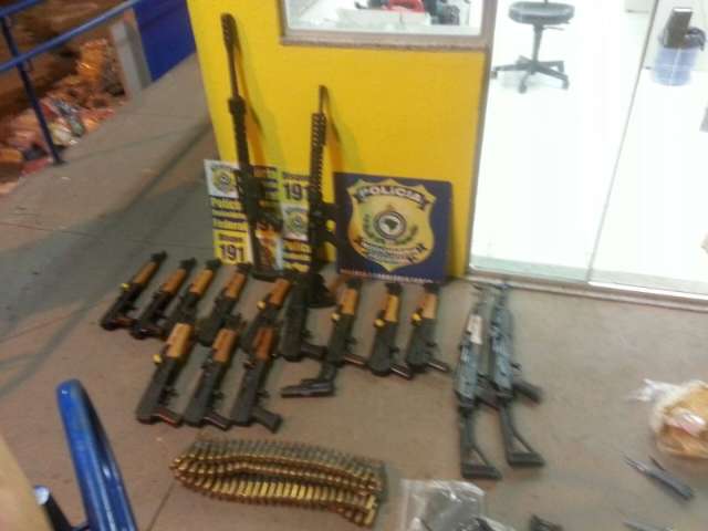 PRF apreende &quot;arsenal de guerra&quot; de 16 fuzis e 141 quilos de coca&iacute;na
