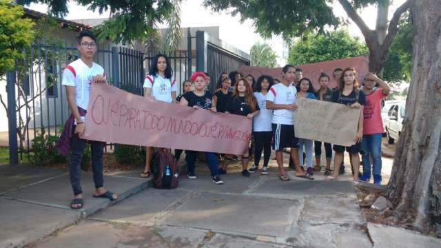 Protesto pede contrata&ccedil;&atilde;o de docentes efetivos para a UEMS