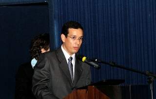 Néry Ramón Insfrán Júnior falou em nome dos colegas. (Foto: Roberto Araújo)
