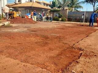 Capa asfáltica foi retirada para tapa-buraco na Cidade Jardim. (Foto: Yarima Mecchi)