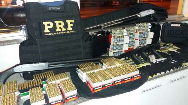 Trio &eacute; preso em flagrante com armas e 1,2 mil muni&ccedil;&otilde;es em &ocirc;nibus