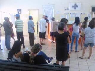 Pessoas ficam sem atendimento em Unidade Básica de Saúde. (Foto:Adalberto Macedo)