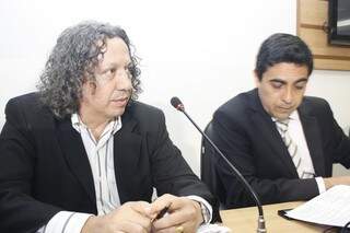Secretários Wanderley Ben Hur e Gustavo Freire sendo questionados na Câmara (Foto: Marcos Ermínio)