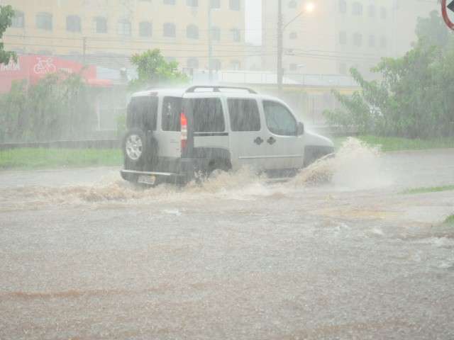Chuva forte j&aacute; provoca pontos de alagamento em Campo Grande