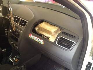 Cocaína estava escondida dentro de painel de veículo (Foto: Divulgação)