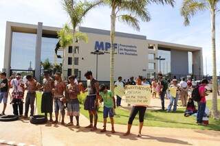 Índios reunidos em Dourados para cobrar demarcações do presidente da Funai (Foto: Helio de Freitas)