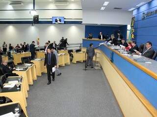 Vereadores no plenário da Câmara durante a sessão desta quinta-feira. (Foto: Izaias Medeiros/CMCG)