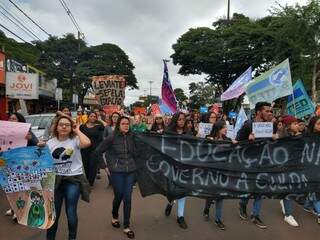 Manifestantes em passeata na Marcelino Pires contra cortes na educação e reforma da Previdência (Foto: Gracindo Ramos/Divulgação)