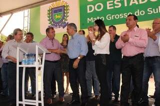 Reinaldo Azambuja cumprimenta o prefeito Ricardo Fávaro Neto na primeira visita oficial a Itaquiraí (Foto: Edson Freitas/Divulgação)