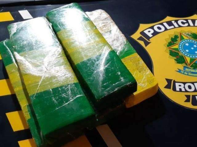 Jovem de 20 anos &eacute; presa com maconha que entregaria no interior por R$ 2 mil 