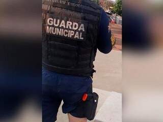Guarda da equipe de ciclopatrulhamento portanto arma não letal, &quot;de choque&quot; (Foto: Guarda Municipal/Divulgação)