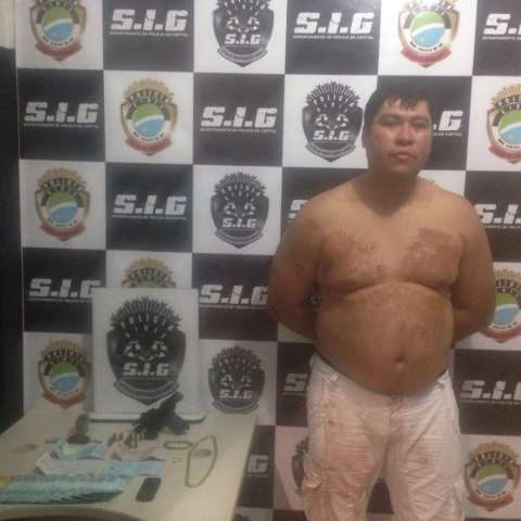 Foragido da justi&ccedil;a &eacute; preso em cima de telhado com pistola e muni&ccedil;&otilde;es