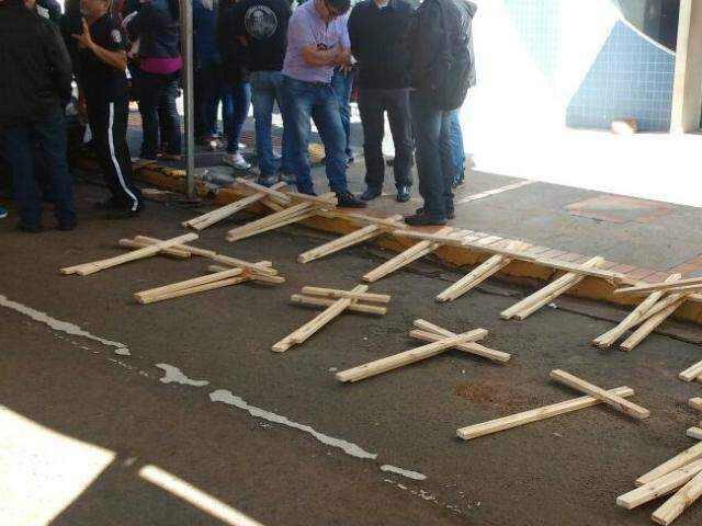 Policiais fecham pista de rua e reduzem atendimento em delegacias