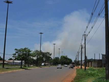 Incêndio queima cinco hectares de terreno ao lado de hospital