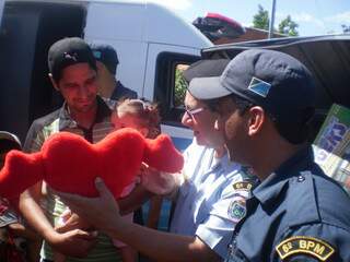 Os policiais conseguiram bonecas, carrinhos, bolas, bambolês e até uma bicicleta. (Foto: divulgação/PM)