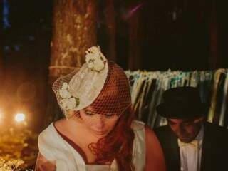 Noiva usou um vestido contemporâneo com ar renascentista e um chapéu com voilette. (Foto: Allan Kaiser)
