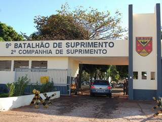 Família chega ao quartel onde jovem morreu. (Foto: Simão Nogueira)