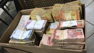 Dinheiro apreendido em Goiás durante operação encheu uma caixa.  (Foto: Acervo do Gaeco do MP-GO)