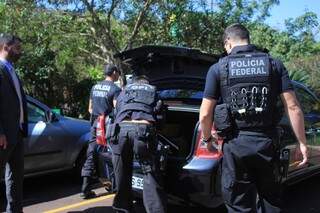 Policiais federais após a coleta de documentos (Foto: Marina Pacheco)