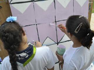 Em dupla,meninas fazem painel de releitura da obra de Volpi. (Fot: Nyelder Rodrigues)