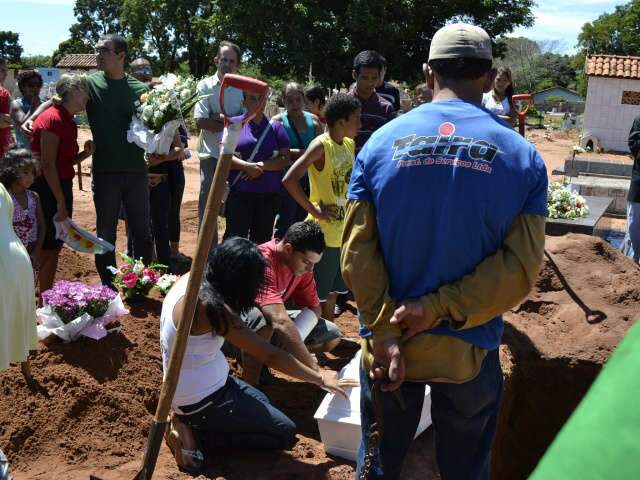  Tristeza marca enterro de crian&ccedil;a atropelada por traficante no Nova Lima 