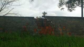 Muros quebrados facilitam invasão e ação de vândalos nas dependências do cemitério do Cruzeiro