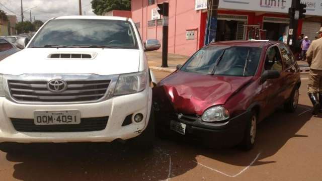 Acidente envolvendo Hilux e Corsa deixa 3 feridos na tarde desta segunda-feira