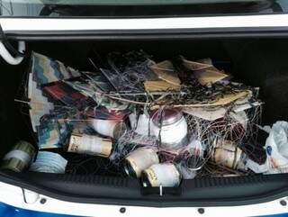 Porta-malas da viatura ficou lotado de pipas apreendidas. (Foto: Divulgação)