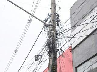 Emaranhado de fios em poste no Centro de Campo Grande (Foto: Paulo Francis)