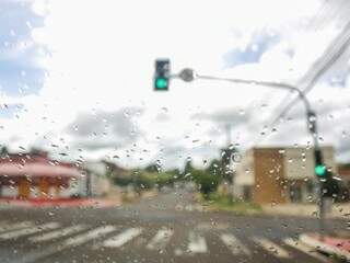 Choveu forte em algumas regiões de Campo Grande no fim da manhã (Foto: Paulo Francis)