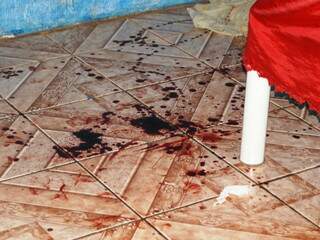 Polícia encontrou vestígios de sangue por toda a casa. (Foto: Umberto-Zum)
