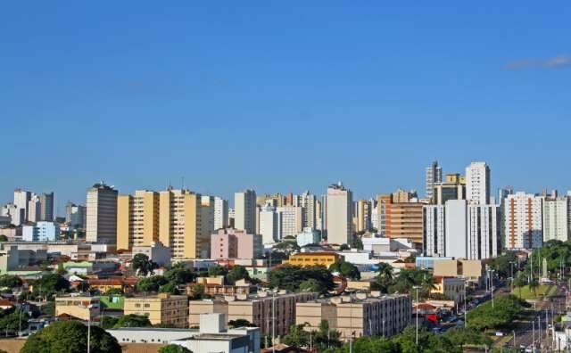 Dia amanhece com c&eacute;u aberto, mas previs&atilde;o &eacute; de tempo nublado e chuva 