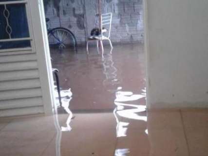 Chuva alaga rua e água invade três casas do Bairro Tiradentes