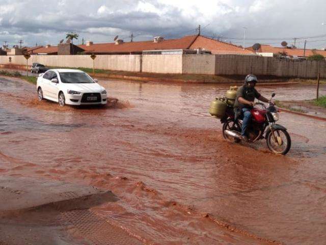 Temperatura cai 7 graus e cidade registra alagamentos em 30 minutos de chuva
