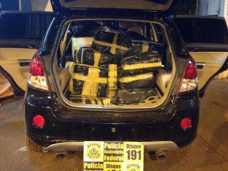 Carro furtado &eacute; abandonado com mais de 800 quilos de maconha na BR-267 