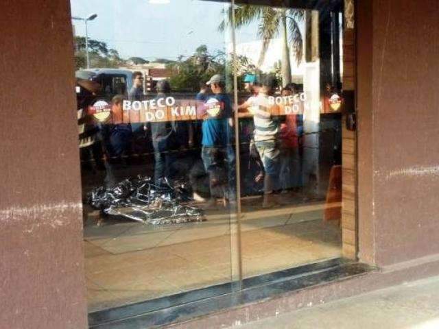 Suspeito foge de motot&aacute;xi ap&oacute;s matar homem com facada em bar 