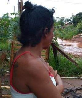 A chuva já deu até prejuízo para a dona de casa Verasy Feliciano dos Anjos, de 46 anos, que já perdeu cama, roupas e parte do telhado da casa (Foto: Liniker Ribeiro)