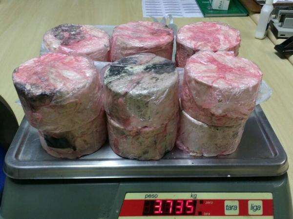 Mulher levava pasta base de coca&iacute;na dentro de latas de doces