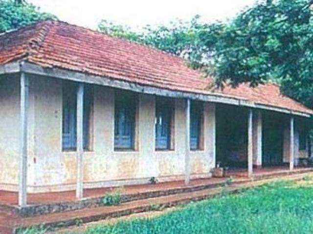 Abandonada, primeira escola rural da Capital corre risco de desabar