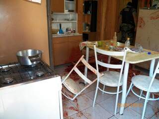 A adolescente ficou caída na cozinha da casa (Foto: Antônio Carlos Ferrari/Itaporã Hoje)