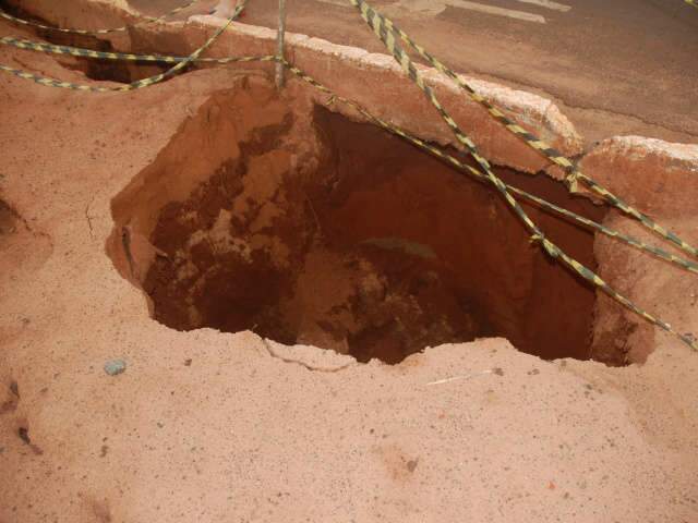  Eros&atilde;o tamb&eacute;m atinge avenida no Parque dos Poderes 