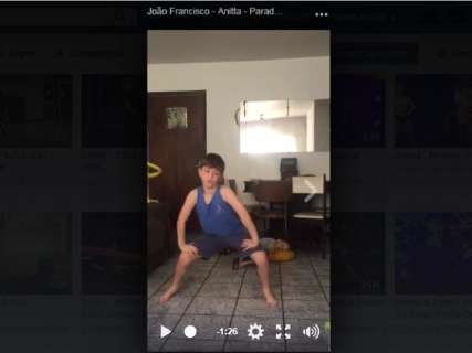 Aos 9 anos, João foi parar na página da Anitta dançando Paradinha