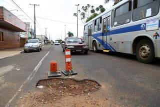 Mesmo sinalizado, buraco oferece riscos a motoristas. (Foto:Fernando Antunes)