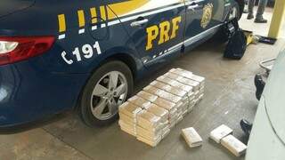 A droga estava escondida em um veículo Renaut Duster com placas de Dourados. (Foto: Divulgação/PRF)