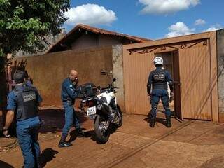 Policiais militares em frente à residência onde homem foi morto a golpes de faca (Foto: Adilson Domingos)