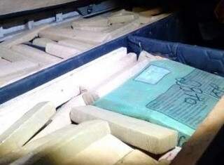 Carreta possuía um compartimento falso com a droga. (Foto: Osvaldo Duarte)