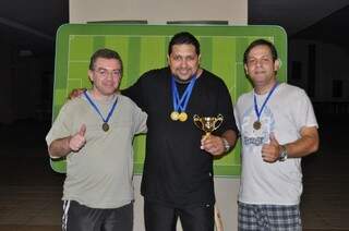 À direita, Cláudio Coca (3º), o campeão Rodrigo Goulart (1º) e Luiz Leal (2º) (Foto: Fefumems)