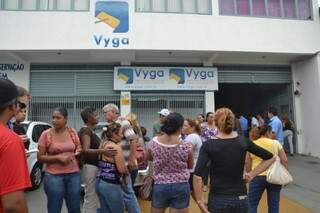 Funcionários protestaram na terça-feira em frente ao prédio da empresa (Foto: Simão Nogueira)