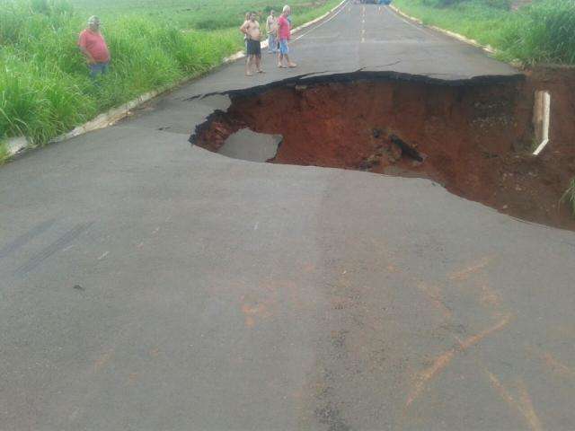 Estragos na pista faz mais uma rodovia ser totalmente interditada 